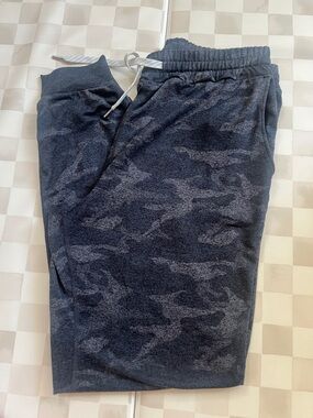Vuori performance joggers, black camo, size small